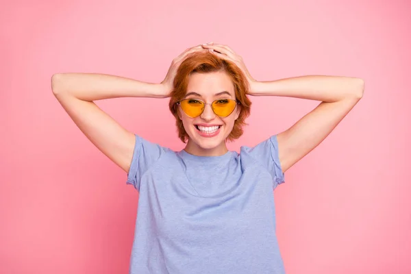 Porträt von ihr sie nett charmant attraktiv süß reizend weinselig fröhlich verblüfft optimistisch lustiges Mädchen trägt lässig blaues T-Shirt gelbe Brille isoliert über rosa Pastell Hintergrund — Stockfoto