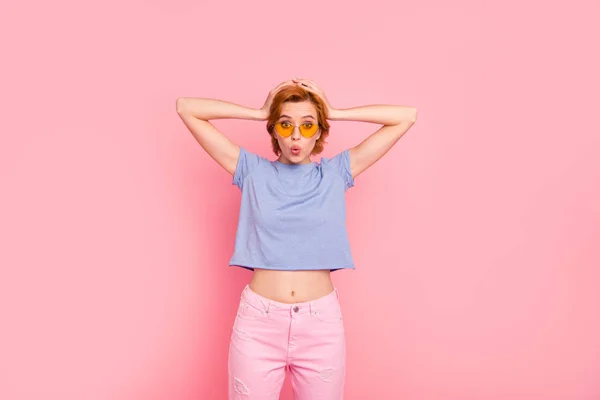 Retrato dela ela agradável bonito encantador encantador encantador winsome alegre alegre atordoado engraçado menina vestindo casual azul t-shirt óculos amarelos choque emocional isolado sobre rosa fundo pastel — Fotografia de Stock