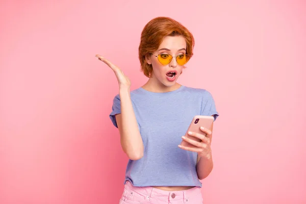 Porträt von ihr sie nett charmant attraktiv reizend weinselig verblüfft Mädchen trägt lässig blaues T-Shirt gelbe Brille Benachrichtigung SMS-Nachricht isoliert auf rosa Pastell Hintergrund lesen — Stockfoto