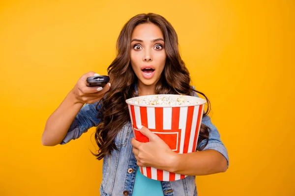 Close-up foto mooi haar ze lady yell scream shout houden grote grote popcorn vak stupor staren verandering slijtage blauwe groenblauw groen korte jurk jeans denim jasje kleren geïsoleerd gele Kanaalachtergrond — Stockfoto