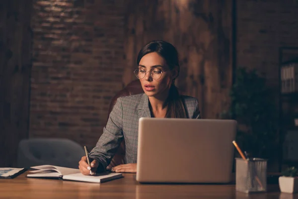 Close up foto deslumbrante ela seu negócio senhora promoção trabalho dia noite primeira startup encontrado correção correta alguns erros momentos escrever sentar escritório cadeira desgaste especificações formal desgaste xadrez terno — Fotografia de Stock