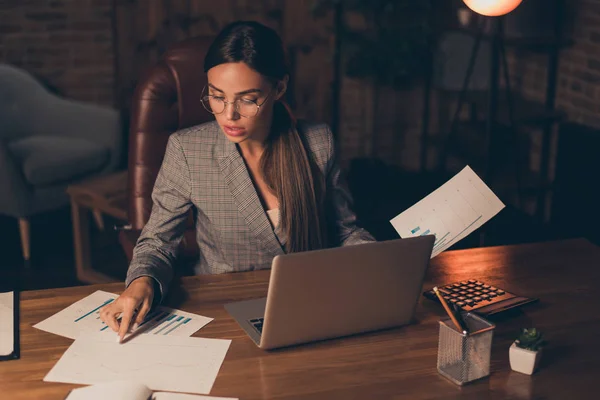 Detail fotografie ohromující jí její obchodní lady náměstkem další studie, které aktuální porovnání Kontrola informací, inteligentní inteligentní spolehlivá osoba sit office židle opotřebení specifikace formální nosí kostkovanou oblek — Stock fotografie