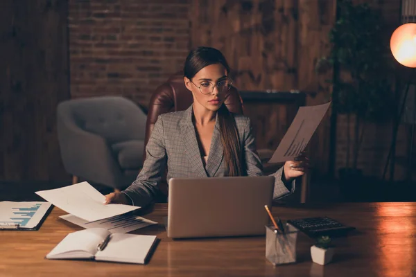 Nahaufnahme Foto schön sie ihre Business Lady Chefassistentin beobachten Studie aktuelle Informationen überprüfen vergleichen intelligente intelligente zuverlässige Person sitzen Bürostuhl tragen Spezifikationen formale tragen karierten Anzug — Stockfoto