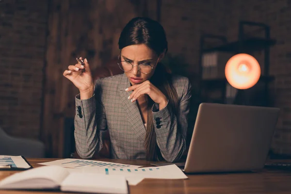 Close up photo serious she her business lady chief osservare informazioni di studio controllare intelligente intelligente intelligente affidabile trovato errore infelice triste sit ufficio sedia usura specifiche formale vestito a scacchi — Foto Stock