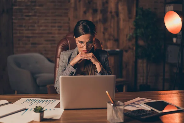 Detailní záběr fotografie vážné ona její paní hlavní studie informace kontrolu chytré smart inteligentní spolehlivé našel chybu notebook Nejste si sit office židle opotřebení specifikace formální oblečení kostkované obleku — Stock fotografie