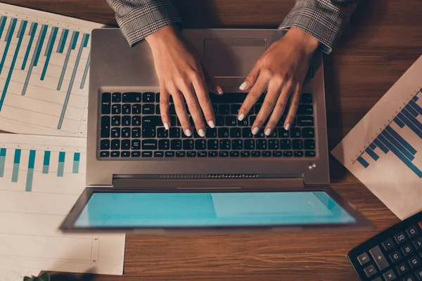 Tutup bagian atas di atas foto pemandangan sudut tinggi yang indah dia wanita bisnisnya bekerja siang hari perhatikan meja kursus web meja informasi kertas lengkap buku catatan duduk kursi kantor mengenakan pakaian formal kotak-kotak — Stok Foto