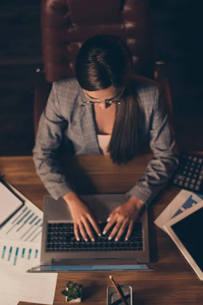 Vertical superior por encima de alto ángulo ver foto hermosa ella su negocio señora trabajo día noche aviso web curso información tabla documentos completos texto cuaderno sentarse silla de oficina desgaste formal traje a cuadros —  Fotos de Stock