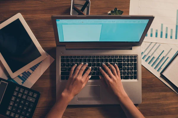 Cropped top above high angle view of feminine hands typing e-mail partner human journalism part time freelancer orders author blog blogger essay on table desk desktop — Stock Photo, Image