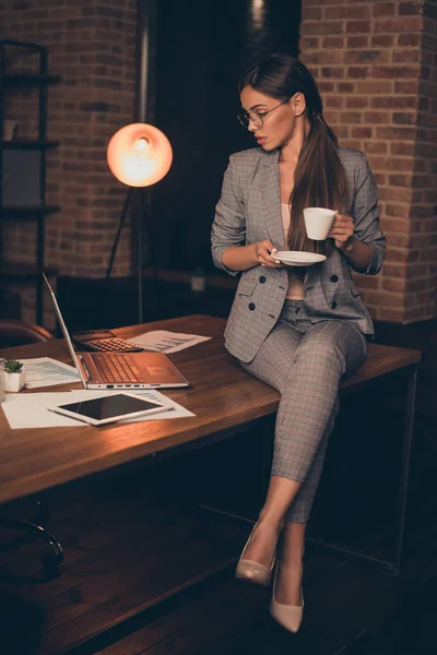 Verticale foto da vicino attenta lei il suo business signora capo controllo guarda notebook tenere le informazioni bevanda calda imparare a studiare confrontare analizzare sit office tavolo usura specifiche abito formale a scacchi — Foto Stock