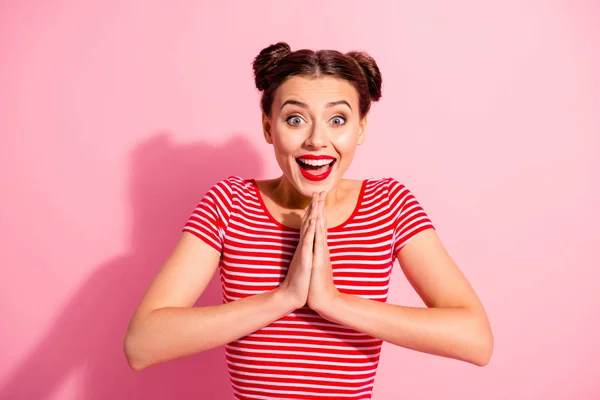 Close up foto funky bonito ela sua senhora bonito penteado dois pães segurar os braços juntos eu preciso comprar comprador estes todos papai mamãe desgaste casual listrado vermelho branco t-shirt isolado rosa fundo — Fotografia de Stock