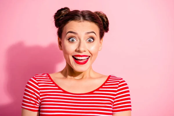 Close up photo funky beautiful she his lady pretty hairdo two buns not believe such luck eyes big mouth opened ekstatische helle Pomade wear casual gestreift red white t-shirt isolated pink background — Stockfoto
