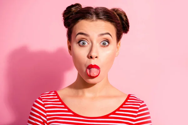 Close up foto bonita ela sua senhora bonito penteado dois pães brilhante pomade fascínio lábios grandes língua para fora boca indelicado fazendo rostos desgaste casual listrado vermelho branco t-shirt isolado rosa fundo — Fotografia de Stock