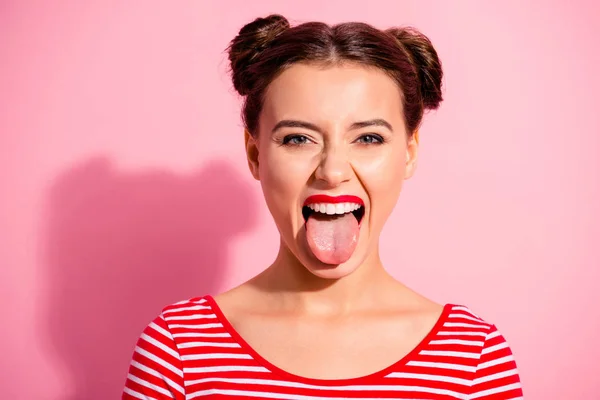 De cerca foto hermosa increíble ella su señora descortés descuidado bonito peinado dos bollos brillante pomada encanto labios grandes lengua fuera boca desgaste casual rayas rojo blanco camiseta aislado rosa fondo —  Fotos de Stock