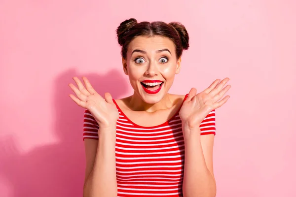 Close up foto bonita ela sua senhora bonita dois pães mãos braços levantados gritando gritando alto preços baixos preto sexta-feira compras desgaste casual listrado vermelho branco t-shirt isolado rosa fundo — Fotografia de Stock