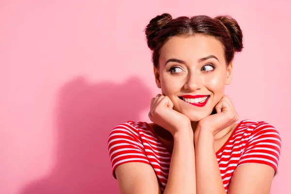 Nahaufnahme Foto schön sie ihre Dame hübsch zwei Brötchen Augen sehen leer Raum helle Pomade Lippenstift berühren Arme Hände Kinn Wangen tragen lässig gestreifte rot weiße T-Shirt isoliert rosa Hintergrund — Stockfoto