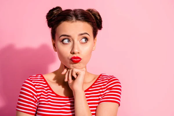 Close-up foto mooi ze haar dame vrij twee broodjes pommade lippen houden hand arm kin opzoeken lege ruimte nadenken peinzende contemplatie slijtage casual gestreept rood wit t-shirt geïsoleerd roze achtergrond — Stockfoto