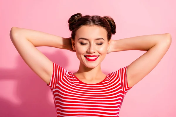 Close up foto bonita ela sua senhora bonita pães olhos fechados sonhador ter braços sesta mãos atrás cabeça fim de semana de folga fazendo desejo desgaste casual listrado vermelho branco t-shirt isolado rosa fundo — Fotografia de Stock