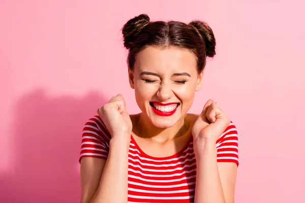 Primer plano retrato de ella ella bonita linda encantadora dulce guapo atractivo alegre alegre alegre adolescente chica sosteniendo puños cerrados ojos sí fresco aislado sobre rosa pastel fondo — Foto de Stock