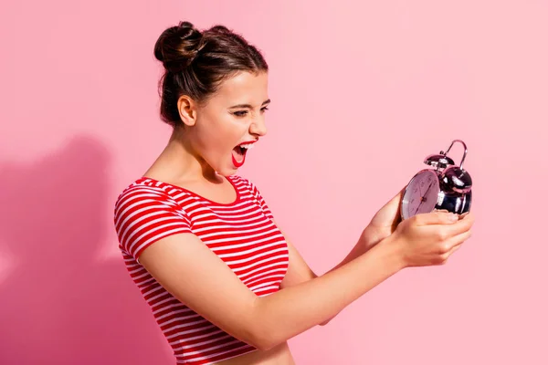 Profiel-zijaanzicht portret van haar ze aardig leuke charmante aantrekkelijk glamoureuze gekke meisje dragen gestreept t-shirt klok spitsuur geopend mond in de hand te houden geïsoleerd over roze pastel achtergrond — Stockfoto