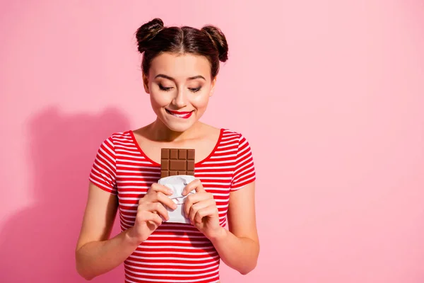 Ее портрет она милая милая очаровательная привлекательная привлекательная веселая голодная девушка в полосатой футболке держа в руках любимые желаемые свежие десерты изолированы на розовом пастельном фоне — стоковое фото