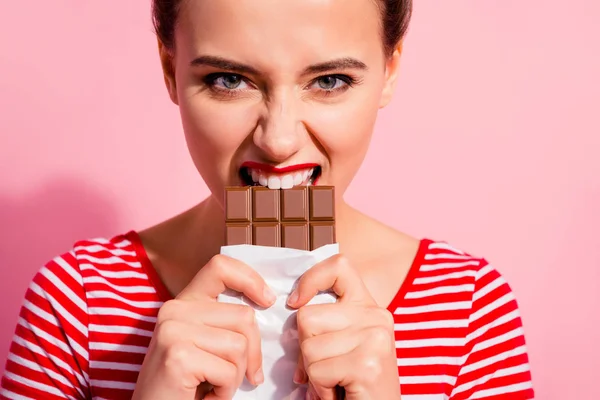 Bijgesneden close-up portret van haar ze leuk schattig charmante aantrekkelijke mooie hongerig meisje in gestreept t-shirt bijten proeverij eten wenselijk favoriete nieuwe dessert geïsoleerd over roze pastel achtergrond — Stockfoto