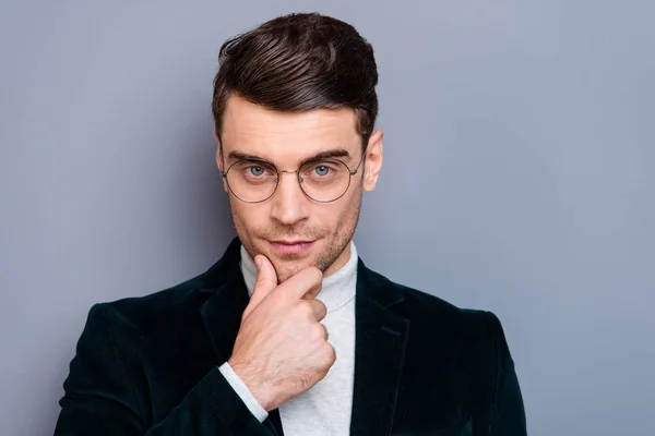 Retrato de cerca de su buen guapo atractivo barbudo franco tipo usando chaqueta de terciopelo tocando la barbilla pensando aislado sobre gris violeta pastel púrpura fondo — Foto de Stock