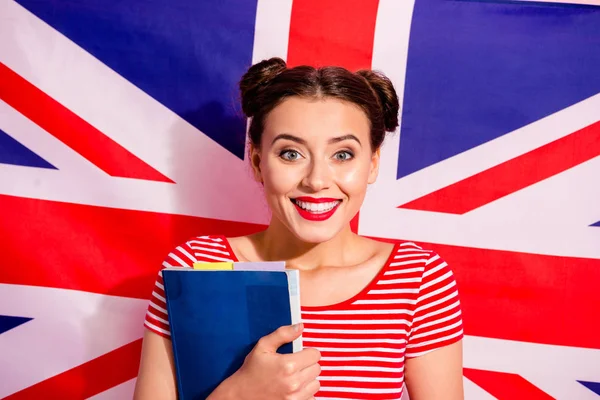 Detailní portrét její ona pěkný roztomilý okouzlující okouzlující krásné sympatický sladké atraktivní veselá dívka, která nosí pruhované tričko bakalářské izolované nad pozadím britská vlajka — Stock fotografie