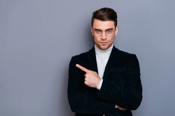 Retrato de su lindo guapo atractivo barbudo cándido tipo usando chaqueta de terciopelo mostrando un dedo índice a un lado aislado sobre gris violeta pastel púrpura fondo — Foto de Stock