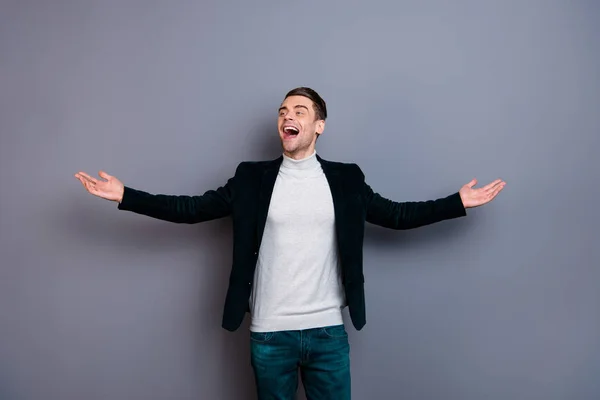 Retrato de su bonito lindo guapo atractivo alegre alegre alegre chico usando chaqueta de terciopelo suéter libertad aislado sobre gris violeta pastel púrpura fondo — Foto de Stock