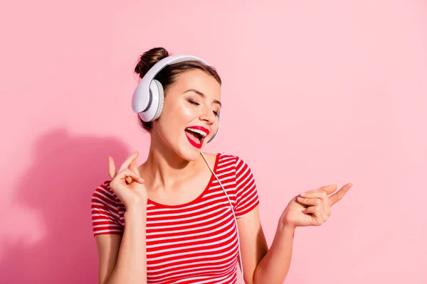 Nahaufnahme Porträt von ihr sie nett aussehende charmante attraktive weinselige fröhliche Mädchen trägt gestreiftes T-Shirt Popmusik singen isoliert über rosa Pastellhintergrund hören — Stockfoto