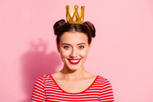 Retrato de cerca de ella ella linda linda encantadora encantadora encantadora fascinante alegre alegre chica con camiseta a rayas diadema de oro aislado sobre fondo pastel rosa — Foto de Stock