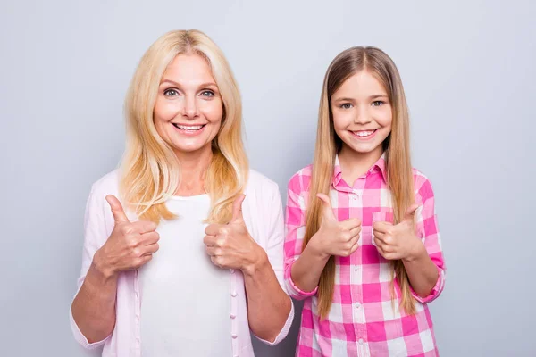 Porträtt av två fina söta charmiga attraktiva härlig söta glada människor bär casual rutig skjorta granny visar thumbup isolerade över grå pastellfärgade bakgrunden — Stockfoto