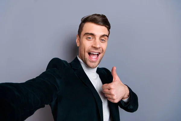 Autorretrato de su lindo atractivo barbudo alegre alegre alegre chico usando chaqueta de terciopelo mostrando corte de pelo peinado thumbup aislado sobre fondo gris violeta pastel púrpura — Foto de Stock