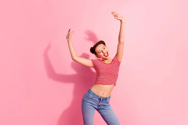 Πορτρέτο της εκείνη ωραίο χαριτωμένο ελκυστική λαμπερό φαιδρός χαρούμενα χαρωπή κορίτσι φορώντας ριγέ μπλουζάκι τζιν αυξάνοντας τα χέρια ψηλά διασκεδάζοντας απομονωμένη πάνω από ροζ παστέλ φόντο — Φωτογραφία Αρχείου