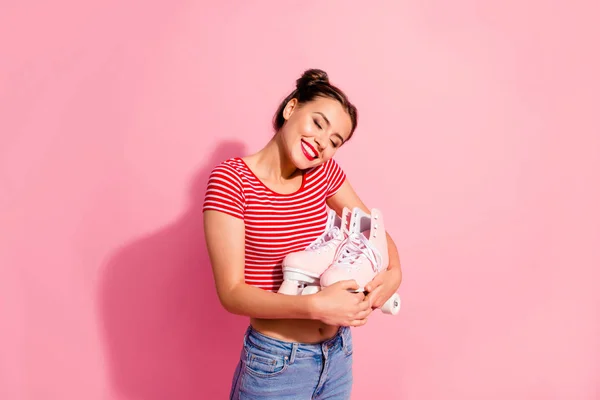 Retrato dela ela agradável-olhando bonito encantador encantador linda menina alegre winsome vestindo listrado t-shirt segurando as mãos abraçando novos patins rolo legal isolado no fundo pastel rosa — Fotografia de Stock