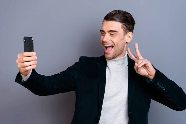 Pamuklu kadife blazer gösteren v-sign yapımı üzerinde gri mavi pastel arka plan izole selfie alarak onun o güzel çekici yakışıklı sakallı neşeli pozitif adam portresi — Stok fotoğraf