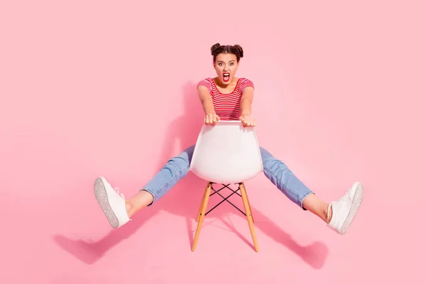 Nice-olhando atraente glamourosa linda brilhar menina louca vestindo jeans tshirt listrada sentado na cadeira se divertindo enganando isolado sobre fundo pastel rosa — Fotografia de Stock
