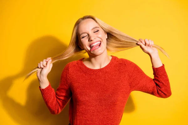 Primer plano retrato de ella ella guapa guapo atractivo guapo fascinante alegre alegre alegre chica haciendo coletas coletas ojos cerrados aislados sobre brillante brillo vivo fondo naranja — Foto de Stock