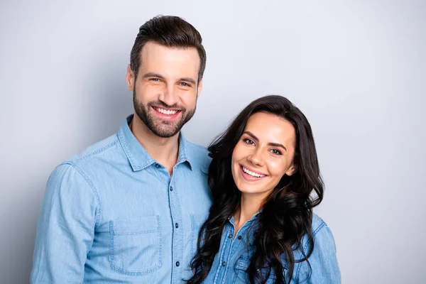 Närbild porträtt två Koola vackra fantastisk hon hennes han honom hans par dam kille vänner stå nära leende kameran slitage casual jeans denim skjortor outfit kläder isolerade ljus grå bakgrund — Stockfoto