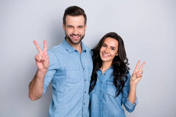 Close up retrato dois belo incrível ela ele ele ele seu casal senhora cara ficar perto segurar os braços mostrar v-sinal dizer oi desgaste casual jeans jeans camisas roupa isolado luz cinza fundo — Fotografia de Stock