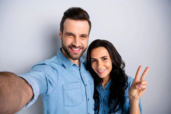 Portré két csodálatos, ő neki neki a pár Hölgy srác pár, hogy hogy selfies Térkép v-sign köszönni izgatott a kopás alkalmi farmer farmer ing ruhát ruhákat közelről elszigetelt világos szürke háttér — Stock Fotó