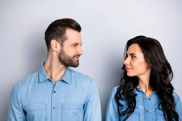 Cerca de retrato hermoso increíble ella su él su pareja señora chico de pie mirar ojos sinceramente bondadoso fácil de llevar casual jeans vaqueros camisas traje ropa aislado gris claro fondo —  Fotos de Stock