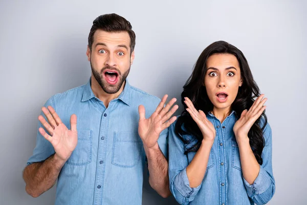 Close up retrato bonito incrível ela ele ele ele seu casal senhora cara olhar olhos cheio medo mãos braços levantados oh nenhuma expressão desgaste casual jeans jeans camisas roupa isolado cinza fundo — Fotografia de Stock