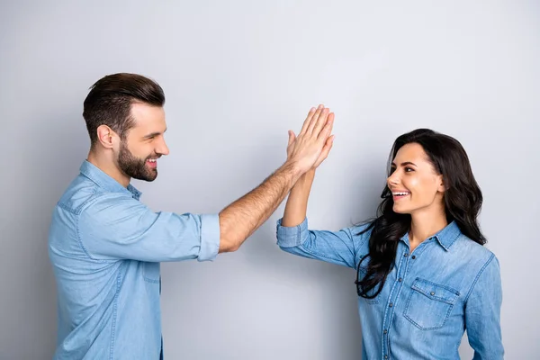 Close up profilo laterale foto stupefacente lei lui lui la sua coppia signora ragazzo applausi mani braccia lavoro di squadra bonding buon lavoro usura casual jeans denim camicie vestito vestiti isolato grigio sfondo — Foto Stock