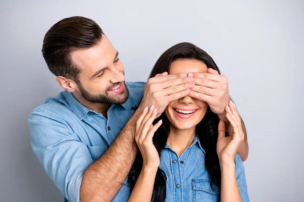 Close up foto incrível ela ele ele ele seu casal senhora cara esconder olhos adivinhar quem jogo preparado romance surpresa noite desgaste casual jeans camisas roupa roupas isoladas cinza fundo — Fotografia de Stock