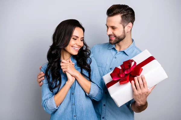 Zblízka fotografie úžasné, ona jí, že mu jeho paní chlap romance překvapení drží velké velké dárkové ocení pozornost srdíčko opotřebení ležérní džíny denim košile oblečení oděvy izolované šedé pozadí — Stock fotografie