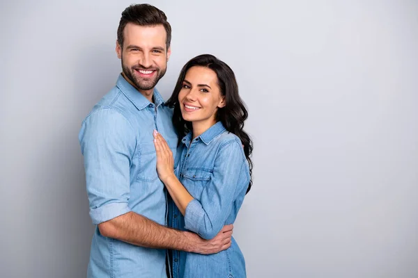 Tillsammans för evigt. Porträtt av vacker charmiga gifta personer makarna isolerad känsla glada glada bära denim skjortor på silver bakgrund — Stockfoto