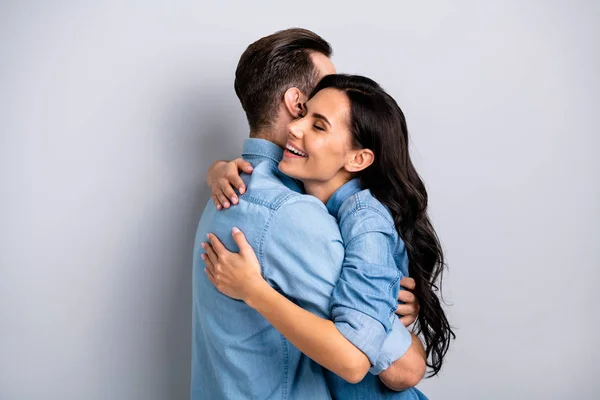 Liefje lieve profiel kant foto knappe casual trendy moderne jongen meisje komen steeds warme knuffels ogen geïsoleerd op grijze achtergrond in blauwe kleding sluiten — Stockfoto