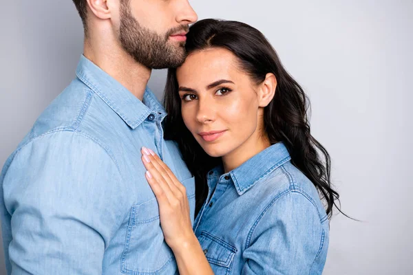 Du är min för evigt beskurna porträtt av vackra attraktiva casual damen krama hennes herr höger bär jeansskjorta isolerad på grå bakgrund — Stockfoto