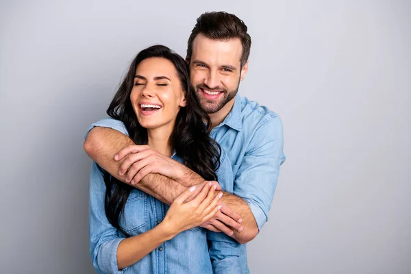 Encantado Retrato de caras animados infantis bonitos funky abraçando uns aos outros apreciando colocar os braços em torno do peito do pescoço rindo vestido com roupas de ganga azul isolado no fundo de prata — Fotografia de Stock